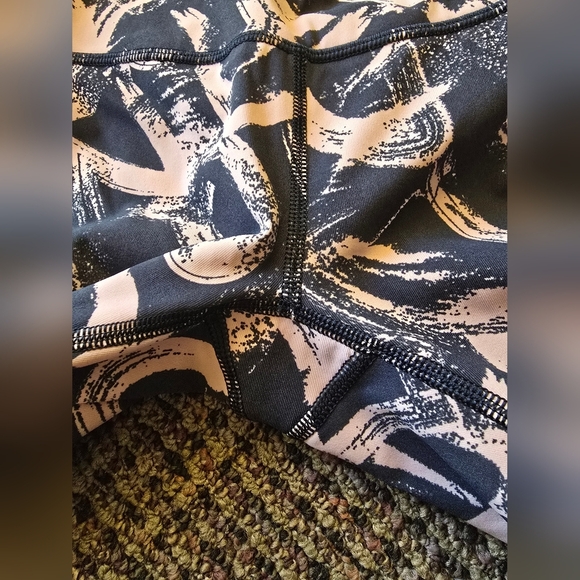 Lululemon Athletica Pink and Black Patterned Leggings - Picture 11 of 14